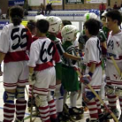 Els jugadors se saluden al final del partit (SHUM B-Jonquerenc, alevins)