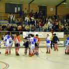 Tot i la intensitat del partit, al final va haver-hi esportivitat entre els jugadors (Astral Pool Maçanet - St. Feliu Rose El.)