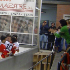Els jugadors del SHUM celebren un gol en comunió amb l'afecció (AstralPool Maçanet - Enrile PAS Alcoi)