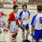 Els jugadors parlen amb l'àrbitre quan el joc està aturat (AstralPool Maçanet - Cemex Tenerife)