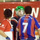 Joan Castañé penjant una bola dins l'àrea (AstralPool Maçanet - Enrile PAS Alcoi)