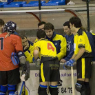 Ivan Sanz alliçona els seus jugadors durant un temps mort (AstralPool Maçanet - Grup Clima Mataró). Foto: F. Munsó