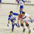 Castañé intenta conduir la bola perseguit per Sánchez (AstralPool Maçanet - Cemex Tenerife). Foto: F. Munsó
