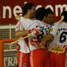 Els jugadors del Vic celebrant un dels 4 gols aconseguits (AstralPool Maçanet - Roncato Patí Vic). Autor: Ferran Munsó
